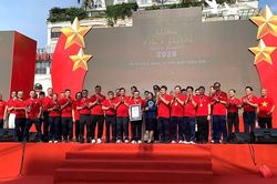 Người dân cả nước đi bộ 'Cùng Việt Nam tiến bước'