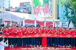 Người dân cả nước đi bộ 'Cùng Việt Nam tiến bước'
