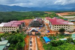 Vượt khó, chạy đua với thời gian trên công trường trường học nơi biên giới
