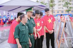 Biển đảo Việt Nam hiện lên sống động qua tranh cổ động và ảnh tư liệu
