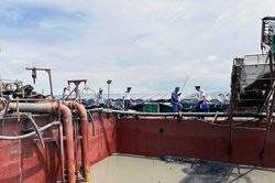 Cảnh s&aacute;t biển bắt giữ phương tiện vận chuyển c&aacute;t nhiễm mặn kh&ocirc;ng r&otilde; nguồn gốc
