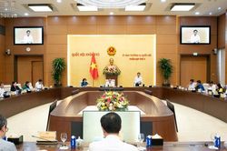 Xem xét thông qua Nghị quyết mới về bảng lương, phụ cấp, tiêu chuẩn bổ nhiệm, điều kiện nâng ngạch...