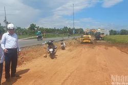 Sốt ruột dự án chậm tiến độ, chủ đầu tư ra hiện trường đốc thúc nhà thầu thi công xuyên lễ