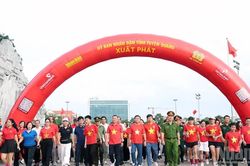 Hàng nghìn người tại Tuyên Quang tham gia đi bộ 'Cùng Việt Nam tiến bước'