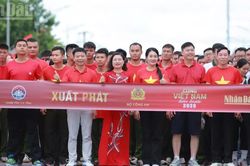 Hàng nghìn người dân Hà Tĩnh đi bộ Cùng Việt Nam tiến bước