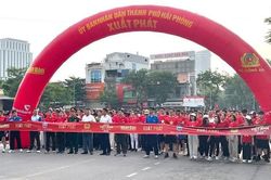 Người dân Hải Phòng góp sức xác lập kỷ lục chương trình 'Cùng Việt Nam tiến bước'