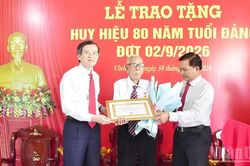 Vĩnh Long: Trao Huy hiệu 80 năm tuổi Đảng cho 2 cán bộ đảng viên lão thành
