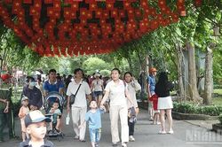 Người d&acirc;n Th&agrave;nh phố Hồ Ch&iacute; Minh n&ocirc; nức vui chơi dịp lễ Quốc kh&aacute;nh 2/9