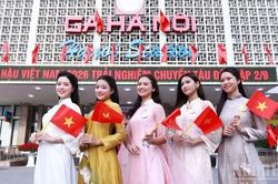 Các thí sinh Hoa hậu Việt Nam tham gia trải nghiệm chuyến tàu Độc lập