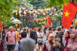 [Ảnh] Phố cổ Hội An h&uacute;t kh&aacute;ch trong ng&agrave;y đầu nghỉ lễ Quốc kh&aacute;nh