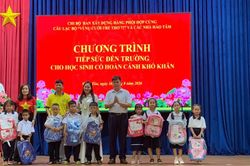 Trao 120 phần quà tiếp sức học sinh khó khăn trước thềm năm học mới