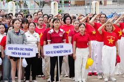 Gia Lai: H&agrave;ng trăm c&aacute;n bộ, chiến sĩ, người trẻ đi bộ 'C&ugrave;ng Việt Nam tiến bước'