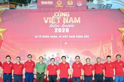 [GALLERY] Hàng nghìn người tham gia sự kiện đi bộ 'Cùng Việt Nam tiến bước'