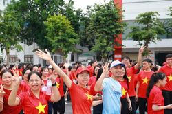 Gần 10.000 người Hà Tĩnh sải bước 'Cùng Việt Nam tiến bước'