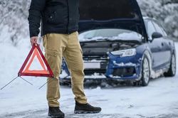 5 cách sửa xe ô tô không nên làm ngay trên đường