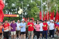 Nông Trang (Phú Thọ): Hơn 1.500 người tham gia Chương trình đi bộ toàn quốc 'Cùng Việt Nam tiến bước'