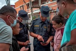 Gia đình các nạn nhân tuyệt vọng tìm người mất tích trong lũ quét ở Nepal