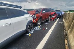 Hai vụ tai nạn liên hoàn, 11 ô tô hư hỏng trên cao tốc
