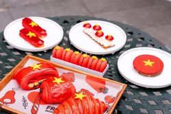 Du khách đến Bà Nà thích thú với bánh Eric Kayser lấy cảm hứng từ cờ đỏ sao vàng