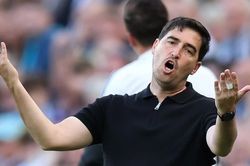 HLV Liverpool điên tiết khi đội nhà nhận bàn thua trớ trêu