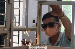 Thầy cô giáo vùng cao hoá thợ điện, thợ hàn sửa bàn ghế, giường tủ trước năm học mới
