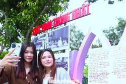 Bạn trẻ khám phá không gian trưng bày đặc sắc ở Làng Sen