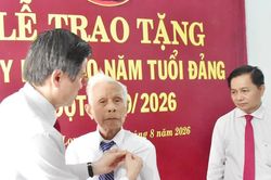 Trao Huy hiệu 80 năm tuổi Đảng cho hai đảng viên lão thành ở Vĩnh Long