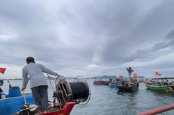 Giông gió đánh chìm hai tàu cá gần cảng Cửa Lò