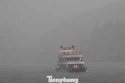 Mưa lớn ở vịnh Lan Hạ, Cát Bà, du khách xếp hàng chờ lên thuyền
