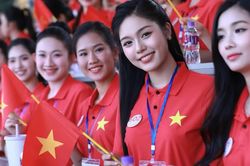 Các cô gái Hoa hậu Việt Nam hò reo cùng hàng nghìn cổ động viên trên sân Hàng Đẫy