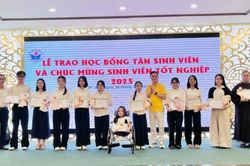 Nữ sinh 'xương thủy tinh' bền bỉ chinh phục ước mơ