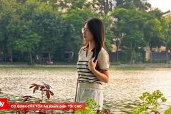Sắc xanh cẩm tú cầu ven Hồ Gươm thu hút người dân, du khách