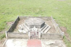 Mộ tổ hơn 500 năm bất ngờ 'mọc' thêm bia đá mang tên người khác