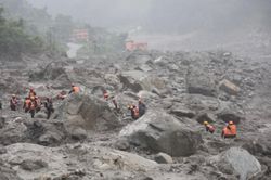 Cứu hộ sau lũ quét Nepal - Trung Quốc sang ngày thứ 5, gần 3.000 người vẫn mất tích