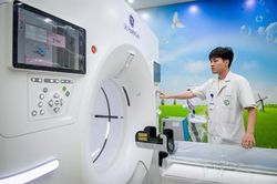 Nghịch lý ung thư ở Việt Nam: Máy móc không thiếu, khó ở chỗ đến bệnh viện muộn