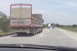 Hình ảnh ô tô tải 'quyết' ôm làn trái cao tốc, CSGT cảnh báo nguy cơ ùn tắc