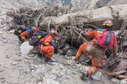 Số người tử vong ở Trung Quốc tăng, Nepal bơm kh&iacute;, chuyển thực phẩm v&agrave;o hầm thủy điện