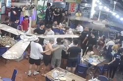 Khởi tố 2 thanh niên trêu ghẹo cô gái, đánh bạn trai trong quán ăn ở Hà Nội