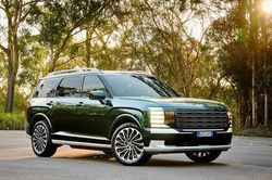 Nhìn lại loạt xe hot gia nhập thị trường Việt tháng 8: Xe hybrid 'chiếm sóng'
