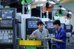 Thủ tướng: Hoàn thiện quy định tiền lương để thu hút chuyên gia nước ngoài