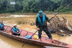 Quân đội, công an vượt sông tiếp tế người dân vùng lũ lụt