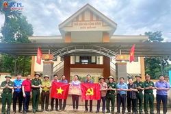 VKSND khu vực 4, tỉnh Hà Tĩnh trao tặng công trình tuyến cờ Đảng, cờ Tổ quốc
