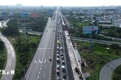 Hàng nghìn ôtô ùn ứ trên cao tốc Thành phố Hồ Chí Minh-Long Thành-Dầu Giây