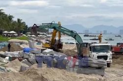 Nhộn nhịp công trường thi công kè chống xói lở bờ biển Hội An trong kỳ nghỉ lễ