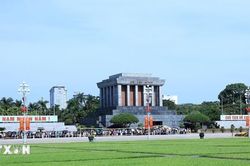 Tấp nập người d&acirc;n, du kh&aacute;ch vui chơi tại H&agrave; Nội trong dịp Quốc kh&aacute;nh