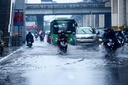 Thời tiết ngày 30/8: Mưa lớn diện rộng ở Bắc Bộ và miền Trung, biển động mạnh
