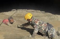 Cả ngôi làng biến mất sau lũ: Cuộc chạy đua tìm người sống sót ở Nepal