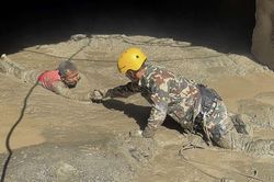 Cả ngôi làng biến mất sau lũ: Cuộc chạy đua tìm người sống sót ở Nepal