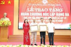 Trao Huân chương Độc lập hạng Ba tặng 2 gia đình có con độc nhất là liệt sĩ