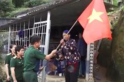 Thắm đỏ sắc cờ Tổ Quốc v&agrave; h&igrave;nh ảnh B&aacute;c Hồ nơi bi&ecirc;n cương